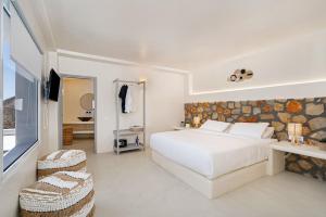 Postel nebo postele na pokoji v ubytování Eolithos Exclusive Suites + 37 fotografií