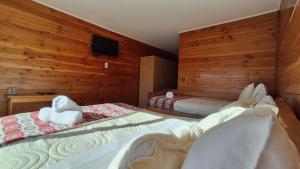 Postel nebo postele na pokoji v ubytování Alpes Hotel