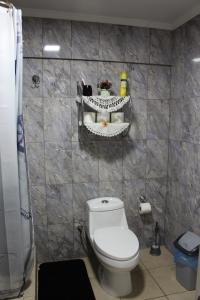 Um banheiro em Hostal Familiar S&G