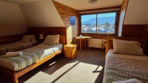 Postel nebo postele na pokoji v ubytování Alpes Hotel