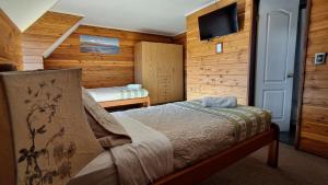 Postel nebo postele na pokoji v ubytování Alpes Hotel