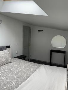 Postel nebo postele na pokoji v ubytování Aeru residence