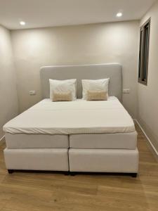 Uma cama ou camas num quarto em belle vue appartement al hoceima