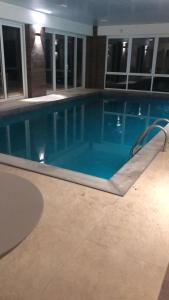 a large swimming pool with a slide in a building at Aconchegante Flat em Canela - RS - Serra Class in Canela