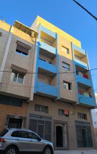 a car parked in front of a building at Appartement a Martil in Martil