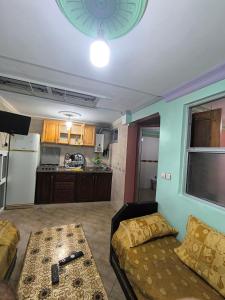 a living room with a couch and a table at Appartement a Martil in Martil