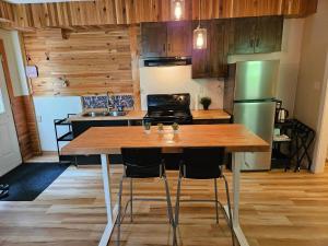 Afbeelding uit fotogalerij van Carriage House - 2 suites- HIKE & REST - EV plug in Golden