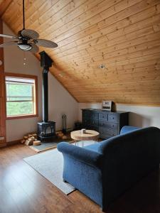 Afbeelding uit fotogalerij van Carriage House - 2 suites- HIKE & REST - EV plug in Golden