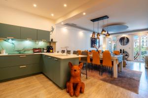 Køkken eller tekøkken på Chic, Luxury & Spacious F4 in Old Town AC