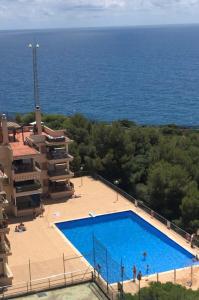 an overhead view of a swimming pool next to the ocean at SunAndBed ATICO FARO in Salou