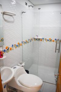 ein Badezimmer mit Dusche, Toilette und Waschbecken in der Unterkunft Cómodo apartament tipo loft en El Peñol in El Peñol