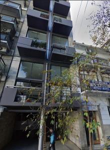 un niño caminando frente a un edificio alto en Mijaus - Belgrano Duplex 4B, en Buenos Aires