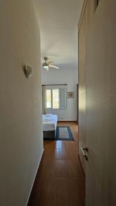 Tempat tidur dalam kamar di Lighthouse View Maisonette