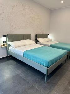two beds sitting next to each other in a room at A casa da mario in Naples