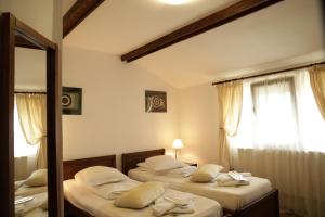 Postel nebo postele na pokoji v ubytování Casa Colinelor + 37 fotografií
