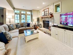 a living room with a couch and a tv at Acorn Cottage in Oakland