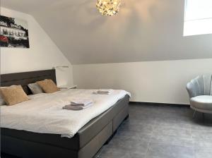Postel nebo postele na pokoji v ubytování Loft de prestige au pied du circuit
