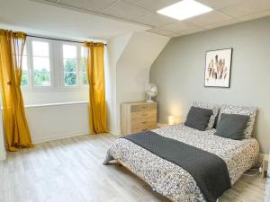 ein Schlafzimmer mit einem Bett und einem Fenster in der Unterkunft Appartement 2 moderne - centre in Alençon