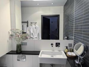 Koupelna v ubytování Bella Luna Luxury Suites - Spacious 1BR in Old Town + 16 fotografií