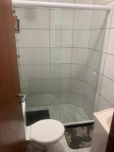 Ένα μπάνιο στο Apt Com Suite e Ar Condicionado