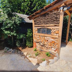 a stone building with a window on the side of it at übernachtung in unserem Wohnwagen in Gračac