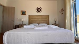 Tempat tidur dalam kamar di Lighthouse View Maisonette