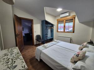 Un pat sau paturi într-o cameră la Casa Rural Los Pinillos +41 fotografii