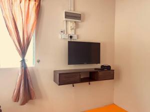 TV a/nebo společenská místnost v ubytování Inap Desa R'Sawit Pintu A