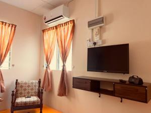 TV a/nebo společenská místnost v ubytování Inap Desa R'Sawit Pintu A