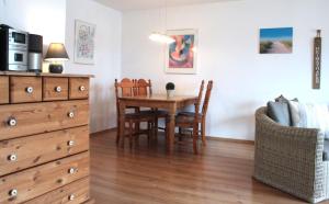 Un comedor con mesa y sillas en Heimathafen, en Kirchdorf