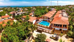 Luftaufnahme eines Hauses mit Swimmingpool in der Unterkunft Rede Andrade Jeri Hotel in Jericoacoara