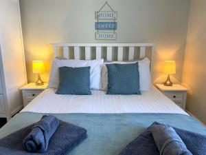 En eller flere senge i et værelse på Marina Holiday Apartments