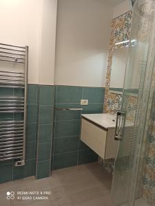 un baño con lavabo y ducha en Fico D'India, en Trapani 15 fotos más