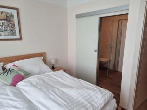 Postel nebo postele na pokoji v ubytování Gasthof Weidenauer- Gabi's Café