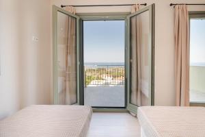 Postel nebo postele na pokoji v ubytování Luxury Villa Artemis Pool, Jacuzzi, Peace & Perfect Sunsets in Kefalonia