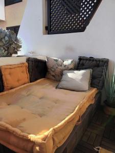 eine große Couch mit Kissen darüber in der Unterkunft Apartamento lujo vistas mar 221 in San Miguel de Abona