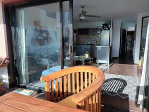 mit Blick auf ein Wohnzimmer mit einer Holzbank in der Unterkunft Apartamento lujo vistas mar 221 in San Miguel de Abona + 5 Fotos