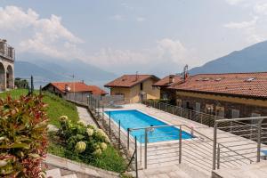 une maison avec piscine avec des montagnes en arrière-plan dans l'établissement Sant'Anna Villetta Giardino - Pianello del Lario by LoveComo, à Pianello Del Lario