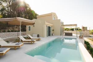 Bazén v ubytování Luxury Villa Artemis Pool, Jacuzzi, Peace & Perfect Sunsets in Kefalonia nebo v jeho okolí