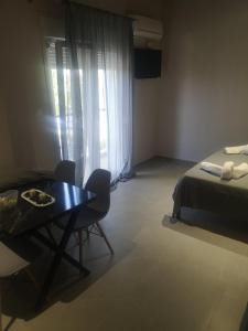 Postel nebo postele na pokoji v ubytování Smaragdi apartment
