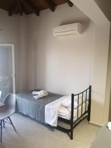 Postel nebo postele na pokoji v ubytování Smaragdi apartment