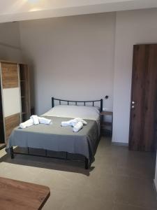 Postel nebo postele na pokoji v ubytování Smaragdi apartment