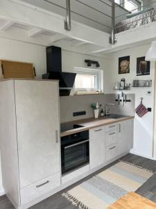 Η κουζίνα ή μικρή κουζίνα στο Tiny House Pippilotta