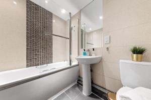 Koupelna v ubytování Tranquil Escape In Hertfordshire, Free Parking, 2 Bed, 2 Bath, Sleeps 6