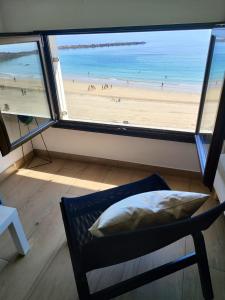 Habitación con ventana y vistas a la playa. en Burela Mariña Playa, en Burela de Cabo