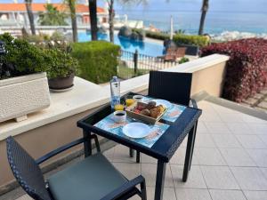 - une table avec un plateau de nourriture sur le balcon dans l'établissement Hermosa vista, à Puerto de la Cruz