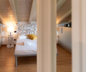 - une chambre avec un lit et un oreiller jaune dans l'établissement Sant'Anna Villetta Giardino - Pianello del Lario by LoveComo, à Pianello Del Lario 25 autres photos