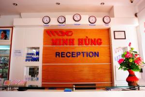 Minh Hung Hotel في موي ني: باب جراج خشبي مكتوب عليه moe minung reception