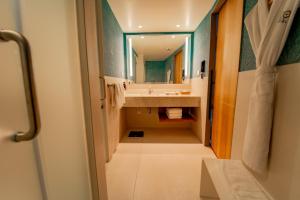 Bilik mandi di GO Quito Hotel