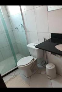 Un baño con inodoro, ducha y lavabo. en Casa da árvore, en Río de Janeiro
